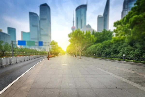 Empty asphalt road in modern city — Stock Photo, Image