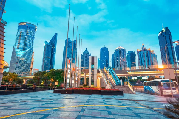 Lujiazui centro financeiro em Xangai à noite — Fotografia de Stock