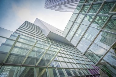 Camdan yapılmış modern ofis binası.