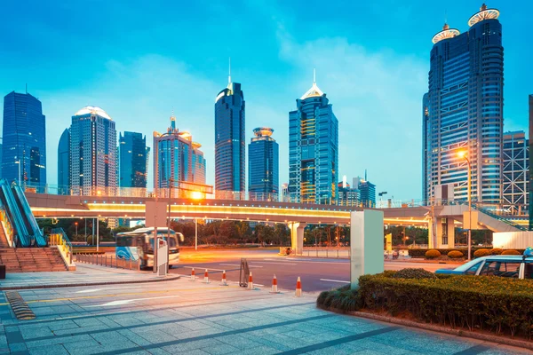 Lujiazui pusat keuangan di Shanghai pada malam hari — Stok Foto