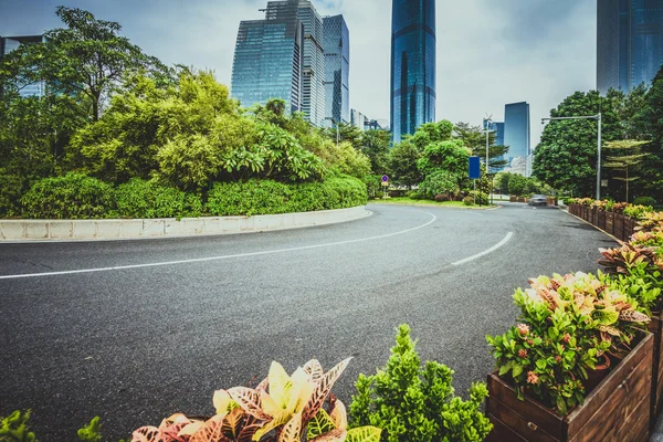 Empty asphalt road in modern city — Stock Photo, Image