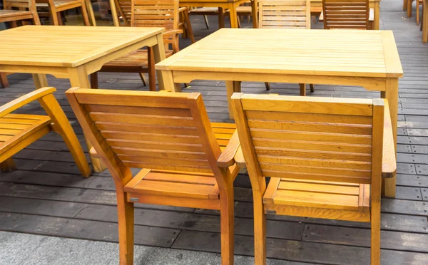 Mesas y sillas en el café al aire libre — Foto de Stock