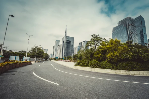 Modern şehirde boş asfalt yolu — Stok fotoğraf