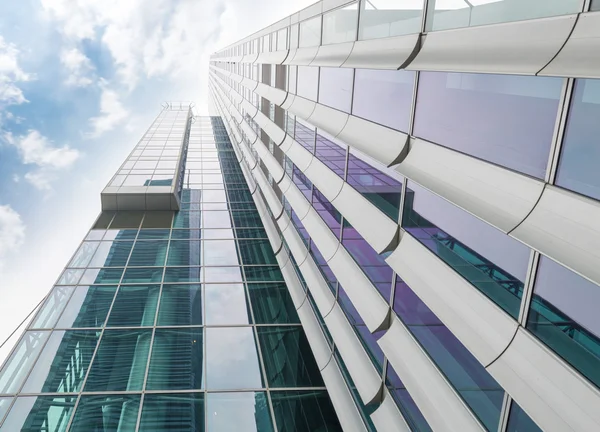 Moderní kancelářská budova s fasádou ze skla — Stock fotografie