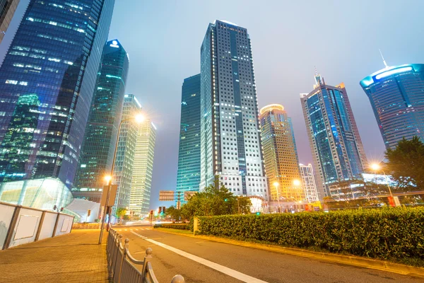 Lujiazui finanscenter i Shanghai om natten - Stock-foto