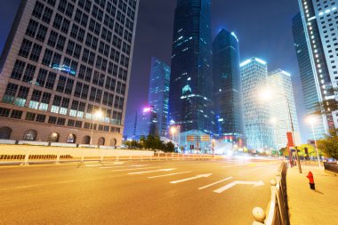 Geceleri arabalarından ışık yollar