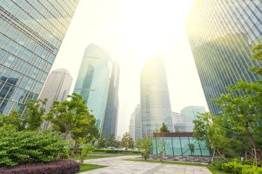 Şangay'daki modern binalar ile Şehir Parkı