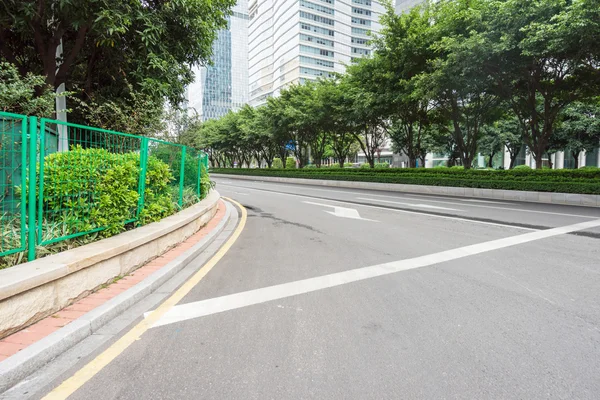 Empty asphalt road in modern city — Stock Photo, Image