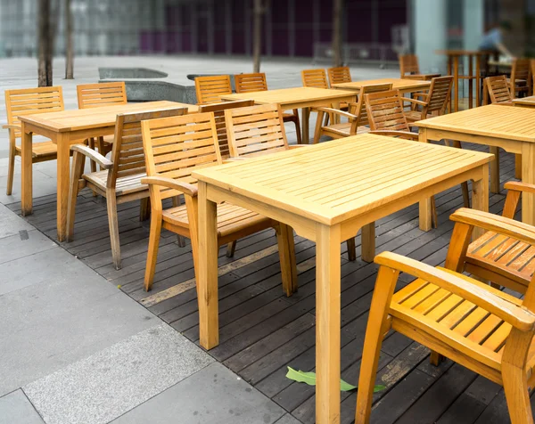 Tische und Stühle im Außencafé — Stockfoto