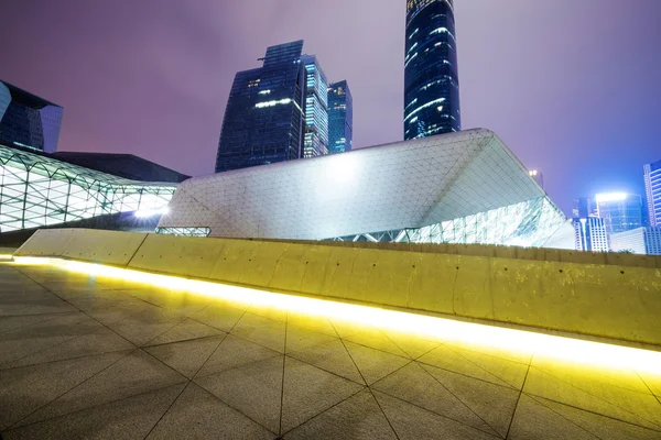 Guangzhou avec des bâtiments modernes la nuit — Photo