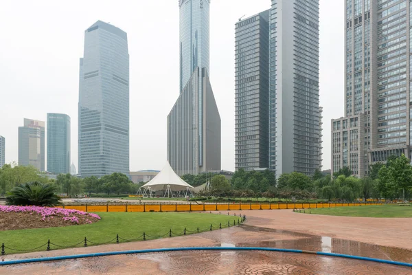 City park with modern buildings in Shanghai — Stock Photo, Image