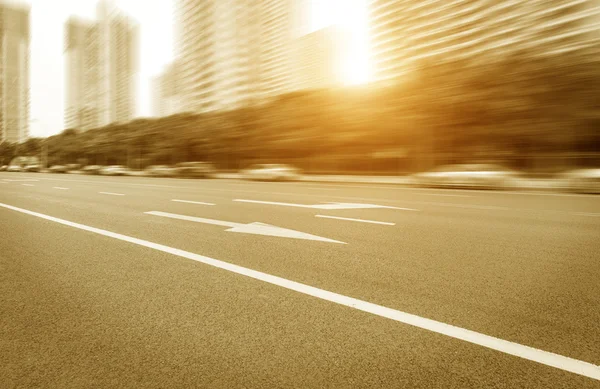 Camino de asfalto en la ciudad moderna — Foto de Stock