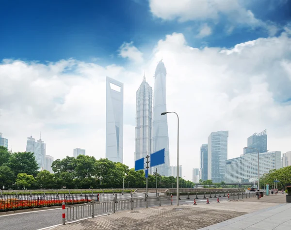 Проспект века улицы в Шанхае Lujiazui — стоковое фото