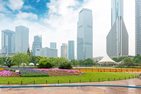 Parque da cidade com edifícios modernos em Xangai — Fotografia de Stock