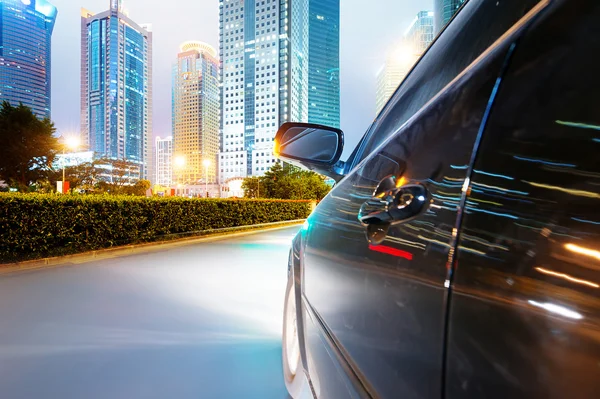 Carro dirigindo pela cidade — Fotografia de Stock