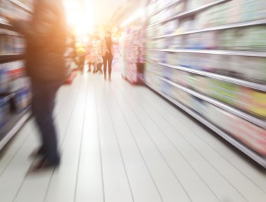 Süpermarket raflarında iç