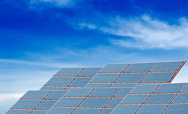 Painéis solares com céu azul — Fotografia de Stock