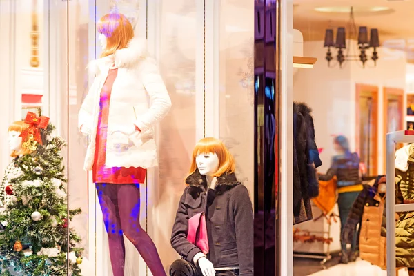 Okno wyświetlania Boutique z manekinami — Zdjęcie stockowe