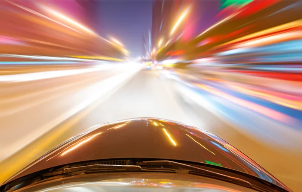 Carro na estrada à noite — Fotografia de Stock