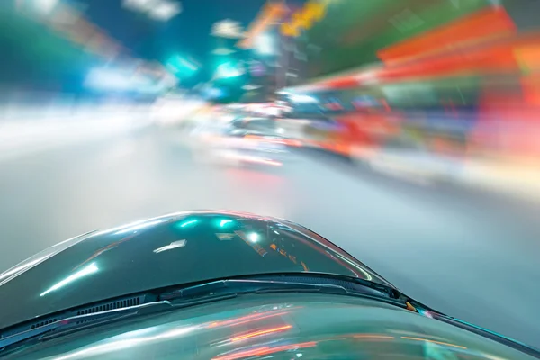 Carro na estrada à noite — Fotografia de Stock