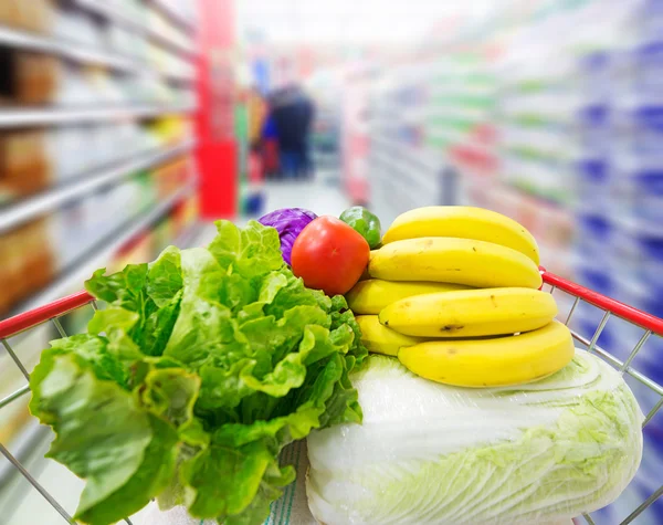 Einkaufswagen mit Obst und Gemüse — Stockfoto