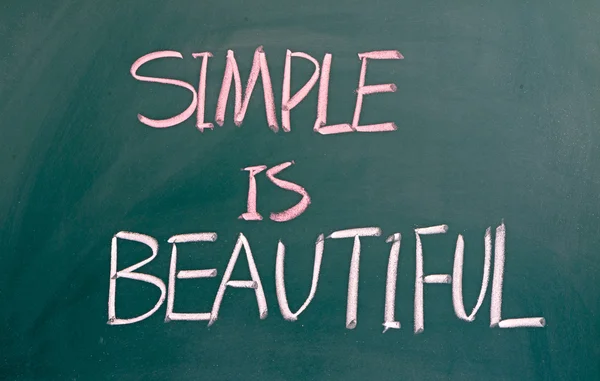 Simple es hermosas palabras escritas en pizarra —  Fotos de Stock