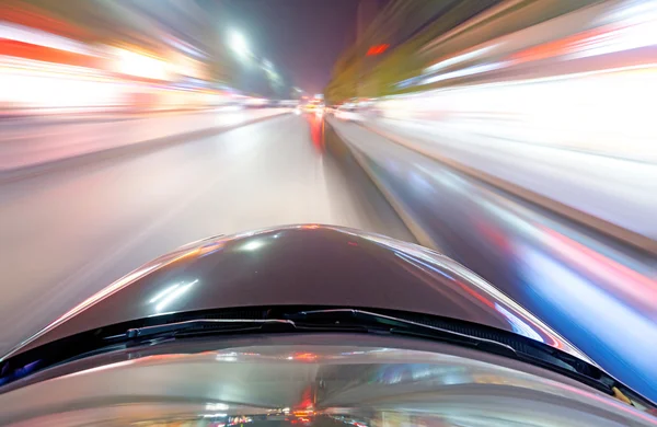 Carro na estrada à noite — Fotografia de Stock