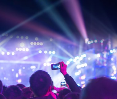 Konserdeki seyirci siluetleri
