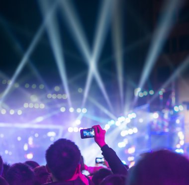 Konserdeki seyirci siluetleri