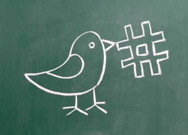 Sosyal medya etiketi için bir twitter hashtag tutan bir kuş çizim
