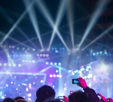 Konserdeki seyirci siluetleri