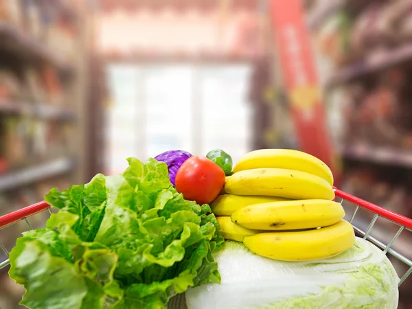 Kundvagn med frukt och grönsaker — Stockfoto