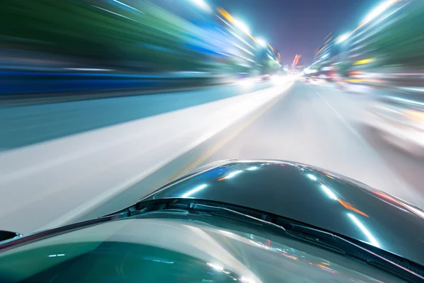 Carro na estrada à noite — Fotografia de Stock