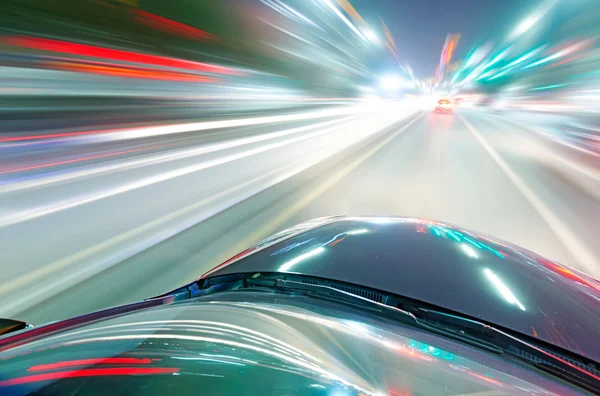 Carro na estrada à noite — Fotografia de Stock