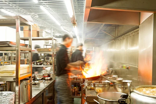 Kockarna på restaurangkök — Stockfoto