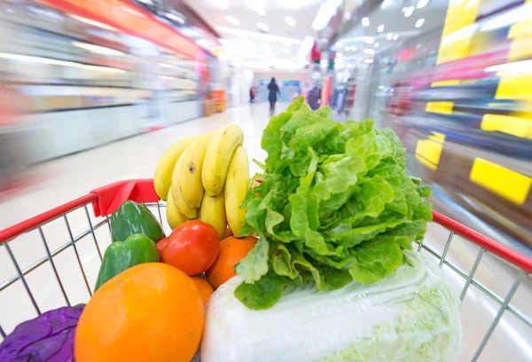 Winkelwagen met groenten en fruit — Stockfoto