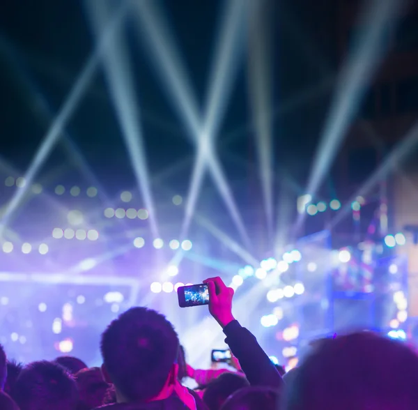 Silhuetas de audiência em concerto — Fotografia de Stock