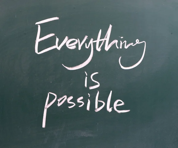 Mots "Tout est possible" écrit sur le tableau noir — Photo