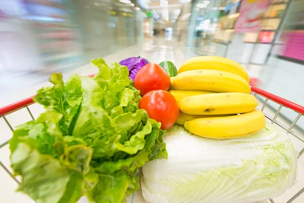 Kundvagn med frukt och grönsaker — Stockfoto