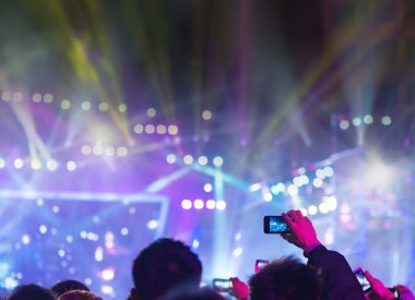 Konserdeki seyirci siluetleri