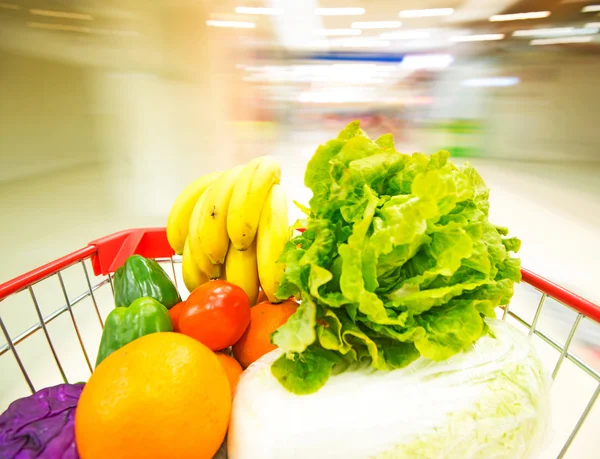 Carrito de compras con frutas y verduras — Foto de Stock