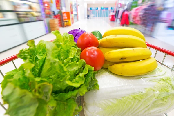 Einkaufswagen mit Obst und Gemüse — Stockfoto