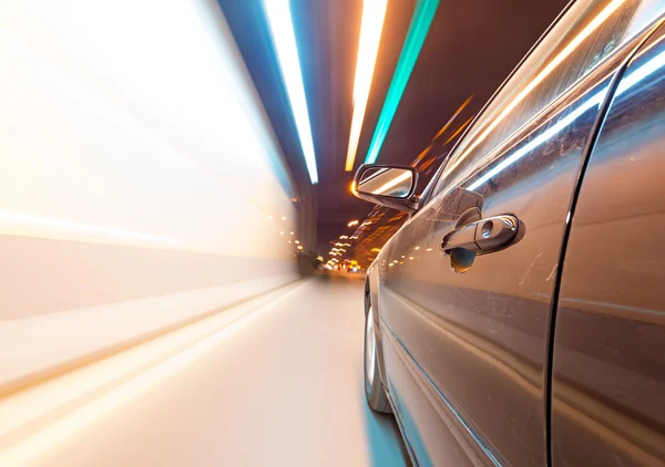 Voiture sur la route la nuit — Photo