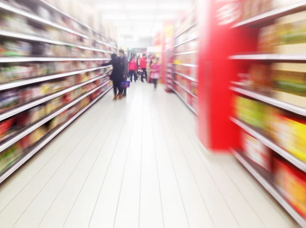 内部的超市货架 — 图库照片