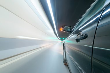 Tünel yüksek hızlı araba