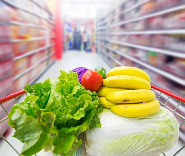 Winkelwagen met groenten en fruit — Stockfoto