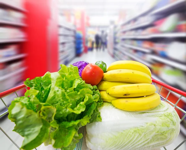 Einkaufswagen mit Obst und Gemüse — Stockfoto