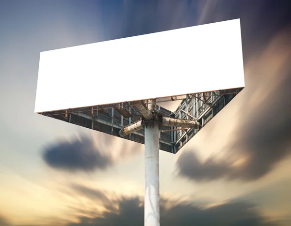 Чистый белый рекламный щит против голубого неба — стоковое фото