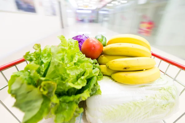 Carrito de compras con frutas y verduras — Foto de Stock