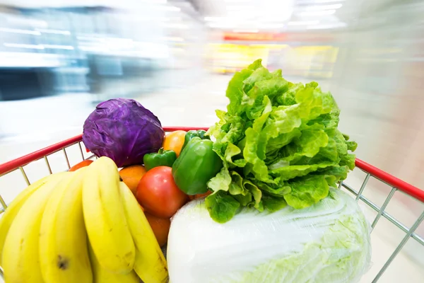 Winkelwagen met groenten en fruit — Stockfoto